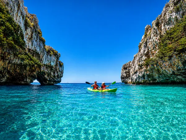 Tour in kayak tra le grotte di Santa Maria di Leuca da Marina di Felloniche