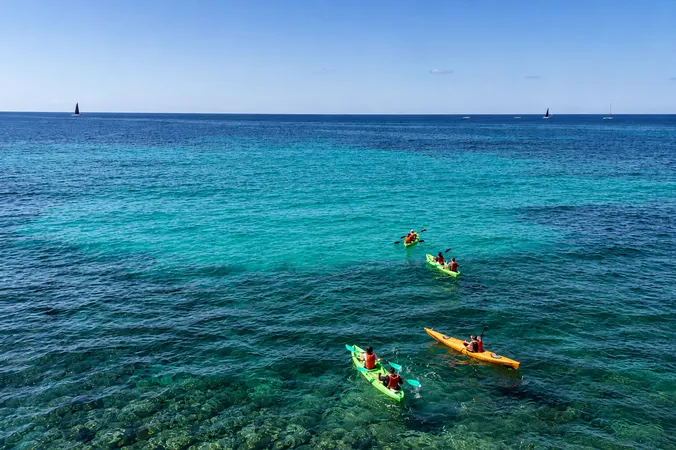 Tour in kayak tra le grotte di Santa Maria di Leuca da Marina di Felloniche