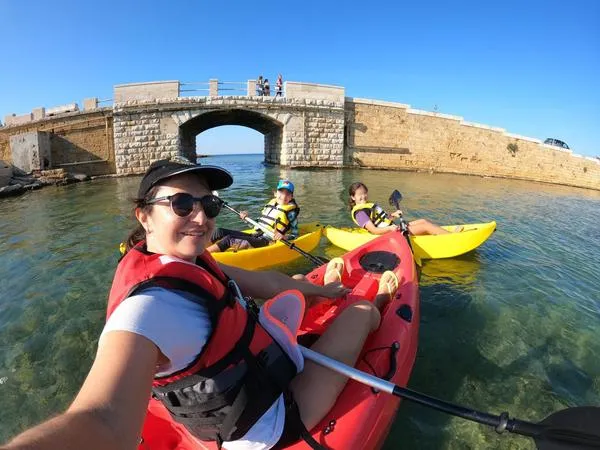 Tour guidato in Kayak lungo la costa di Brindisi