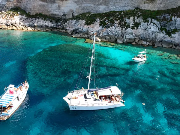 Escursione in catamarano a Lampedusa con pranzo a bordo