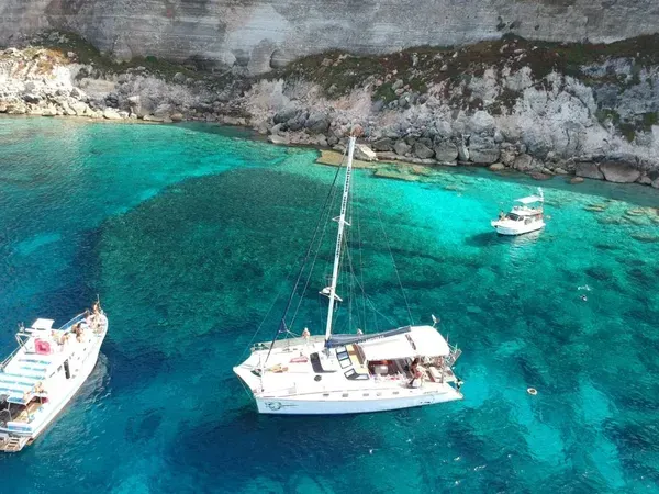 Escursione in catamarano a Lampedusa con pranzo a bordo