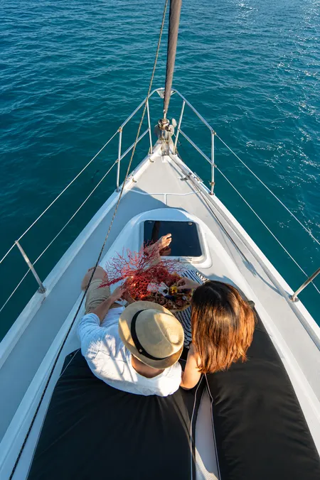 Tour al tramonto in barca a vela da La Caletta con aperitivo a bordo
