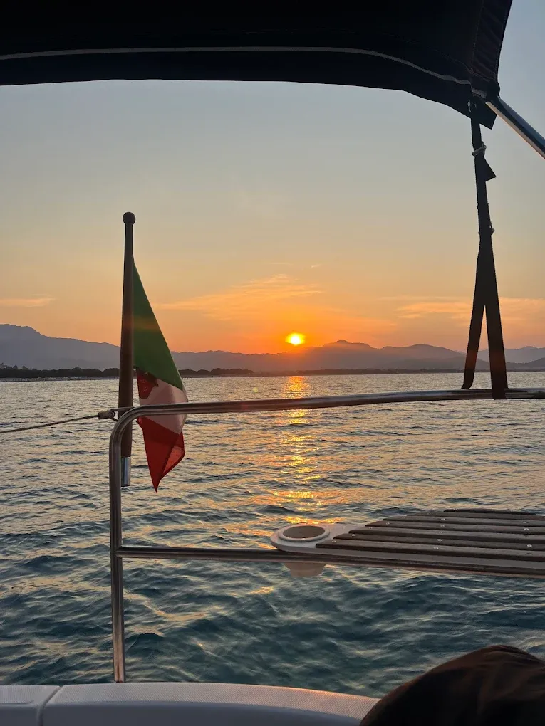 Tour al tramonto in barca a vela da La Caletta con aperitivo a bordo