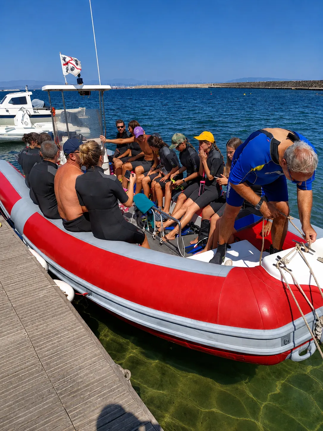Escursione in barca con snorkeling guidato e rinfresco a bordo da Carloforte