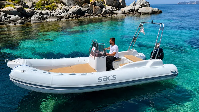 Tour condiviso in gommone nel Parco Marino di Villasimius con skipper