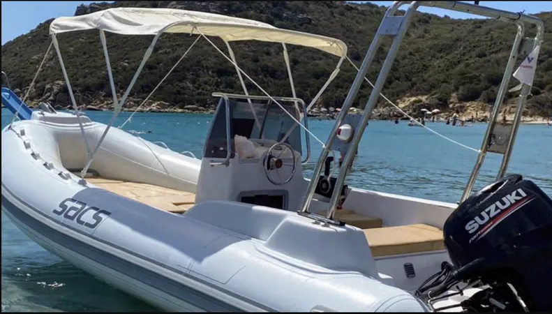 Tour condiviso in gommone nel Parco Marino di Villasimius con skipper