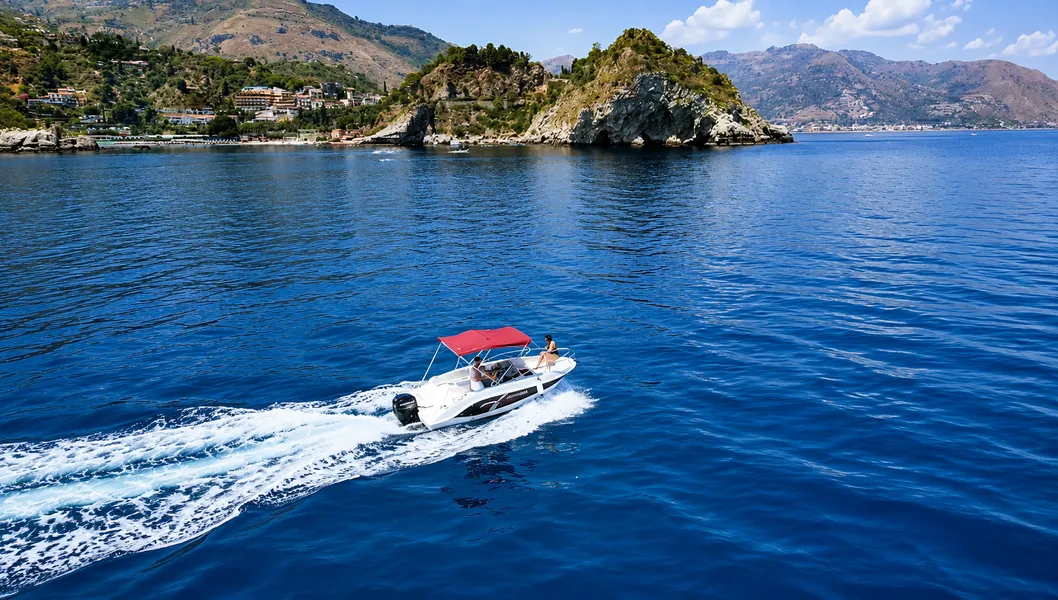 Noleggio motoscafo 40cv senza patente nautica da Giardini Naxos