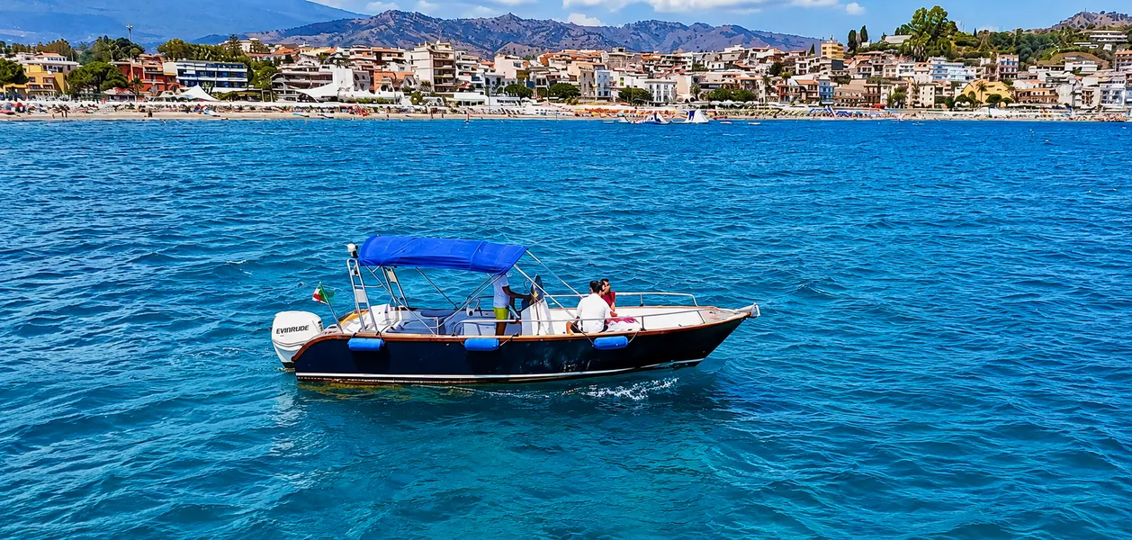 Tour della costa di Taormina con skipper e aperitivo a bordo da Giardini Naxos