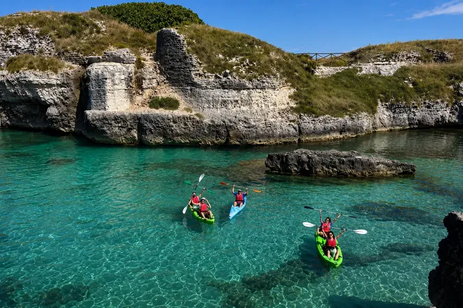 Escursione in kayak tra le grotte marine di Roca Vecchia