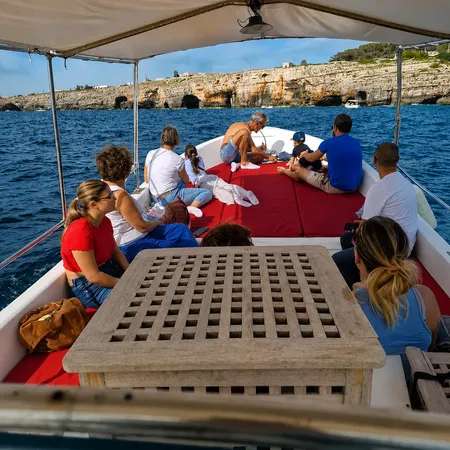 Escursione condivisa in barca lungo la costa di Santa Maria di Leuca con sosta bagno