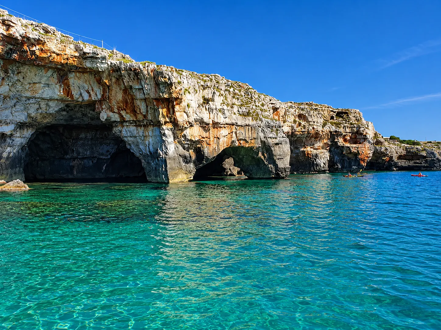 Escursione condivisa in barca lungo la costa di Santa Maria di Leuca con sosta bagno