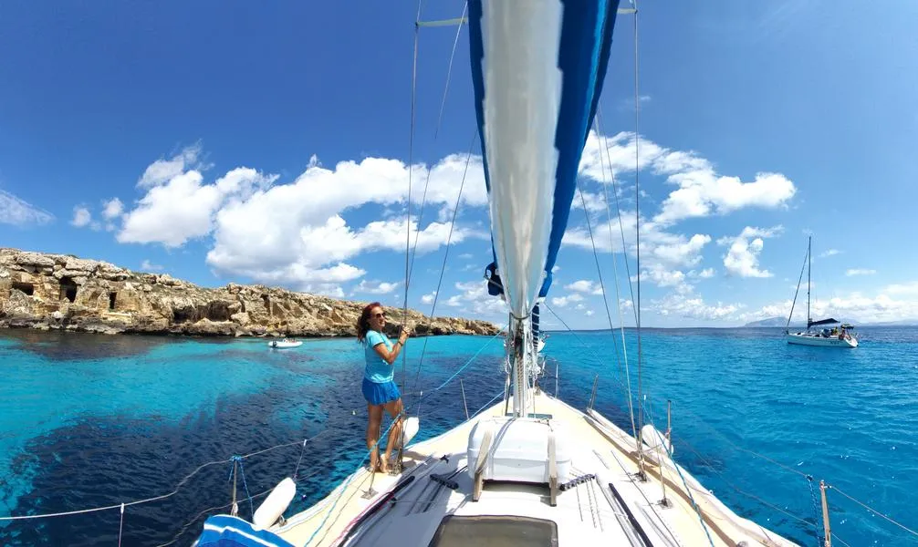 Escursione in barca a vela alle Egadi da Trapani con aperitivo a bordo