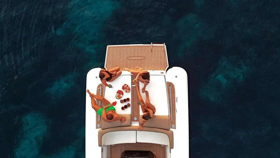 Tour di mezza giornata in gommone a Palermo con skipper, SUP e aperitivo