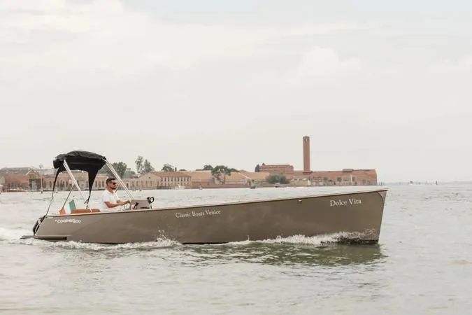 Tour esclusivo su un'imbarcazione moderna nella Laguna di Venezia