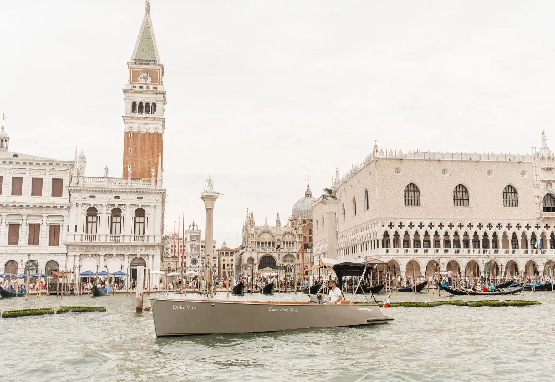 Tour esclusivo su un'imbarcazione moderna nella Laguna di Venezia