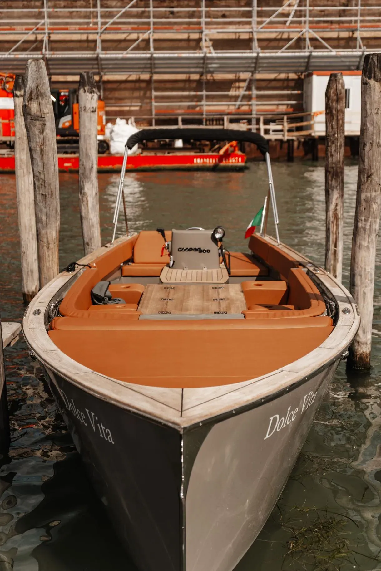 Tour esclusivo su un'imbarcazione moderna nella Laguna di Venezia