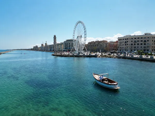 Escursione in barca condivisa lungo la costa di Bari con skipper