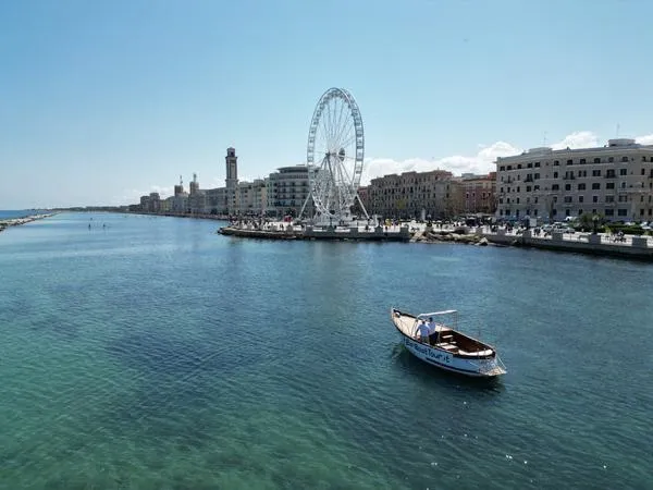 Escursione in barca condivisa lungo la costa di Bari con skipper