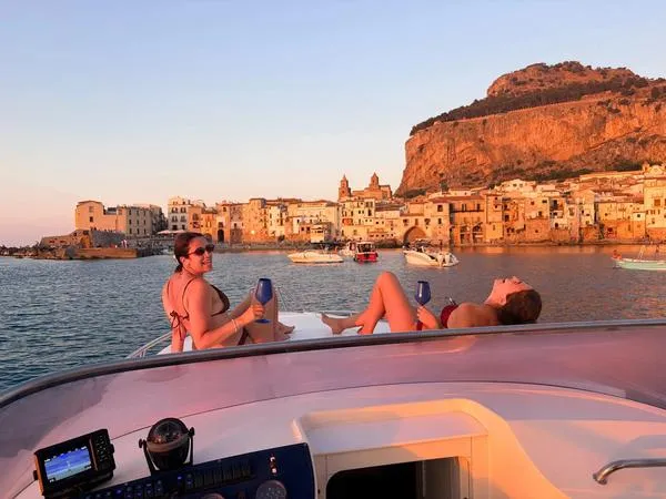 Escursione in barca al tramonto sulla costa di Cefalù con aperitivo a bordo