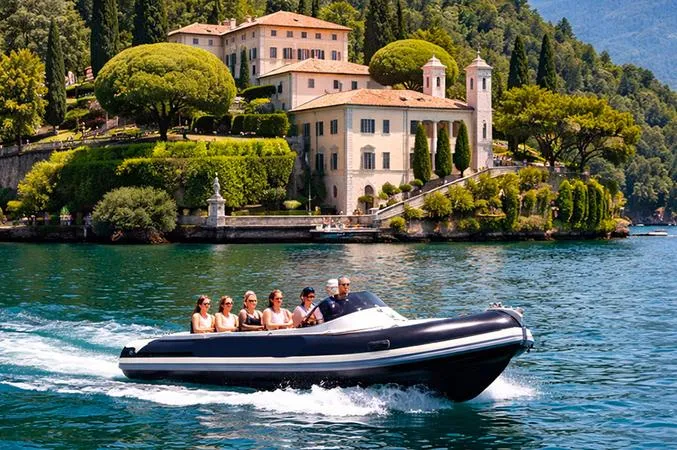 Giro in gommone condiviso sul Lago di Como con skipper