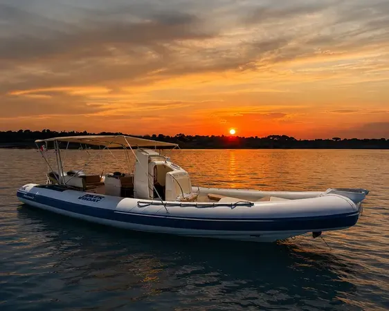 Tour in gommone sulla costa di Otranto con skipper e aperitivo a bordo