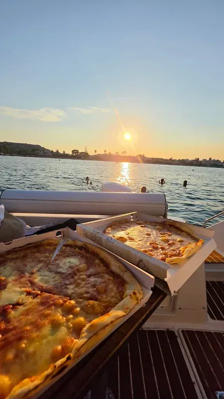 Tour in barca al tramonto da Cagliari con pizza a bordo
