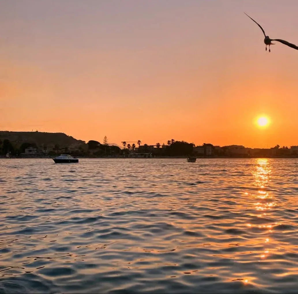 Tour in barca al tramonto da Cagliari con pizza a bordo