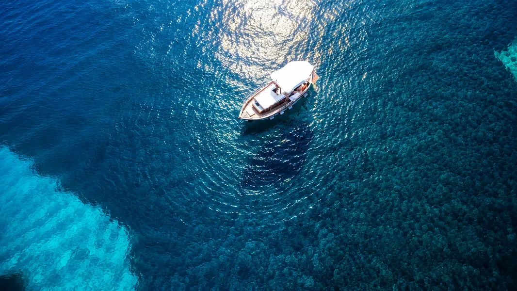 Tour condiviso in gozzo lungo la costa di Gallipoli con skipper e aperitivo a bordo