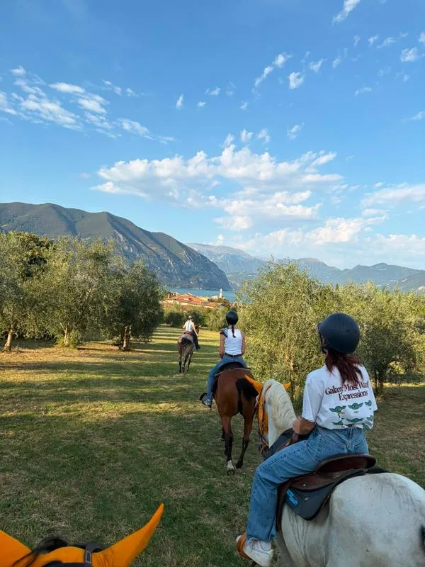 Passeggiata a cavallo nei vigneti della Franciacorta con vista sul Lago d'Iseo