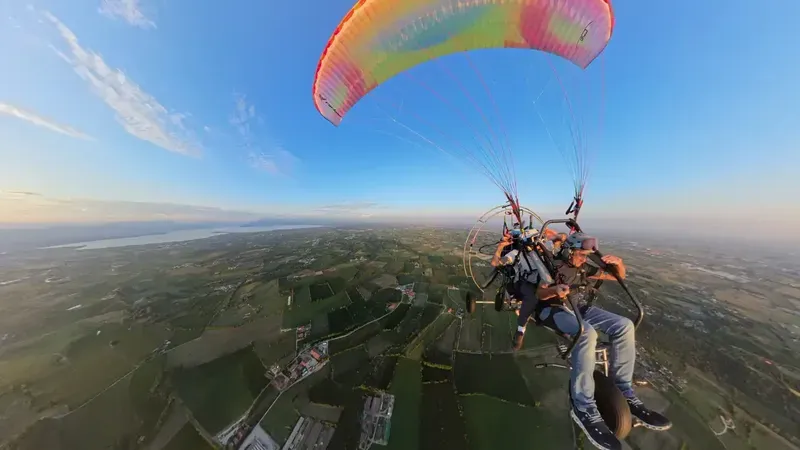 Volo in paramotore sopra il Lago di Garda con pilota
