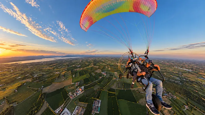 Volo in paramotore sopra il Lago di Garda con pilota