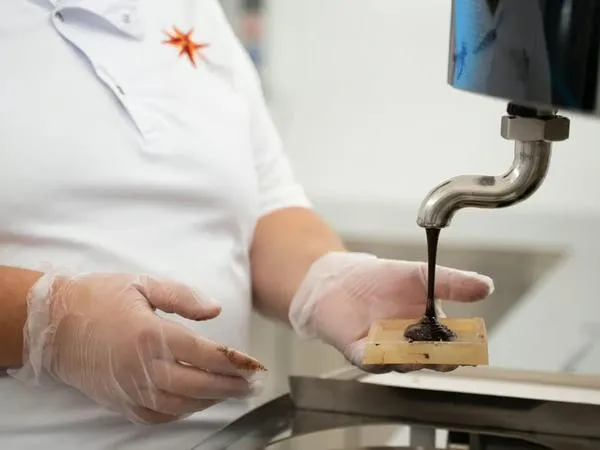 Laboratorio di cioccolato artigianale a Modica con degustazione e creazione della barretta