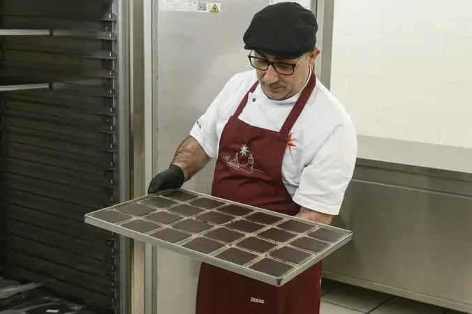 Creazione di una tavoletta di cioccolato personalizzata con degustazione a Modica