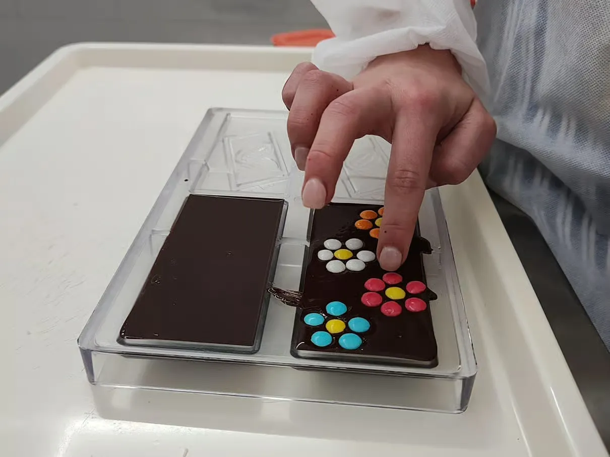 Creazione di una tavoletta di cioccolato personalizzata con degustazione a Modica