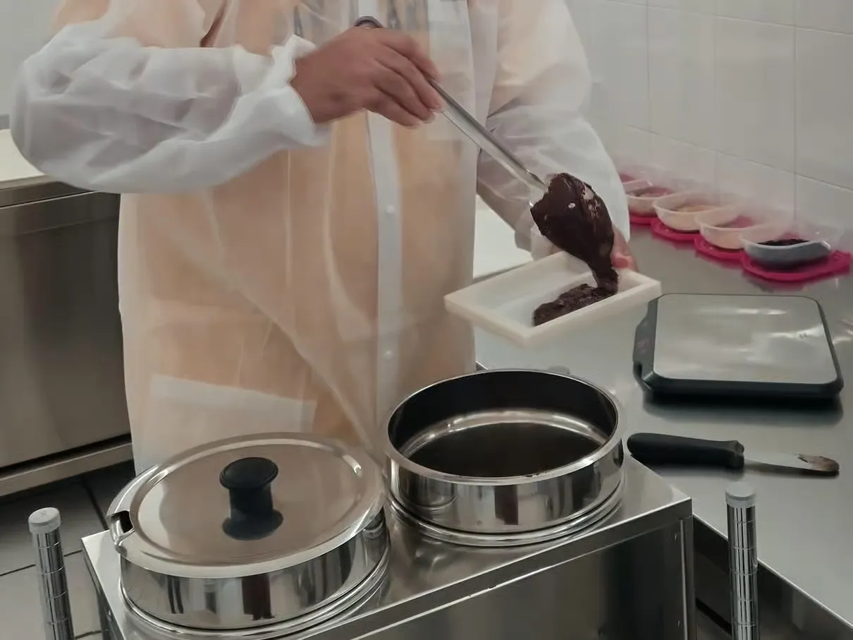 Creazione di una tavoletta di cioccolato personalizzata con degustazione a Modica