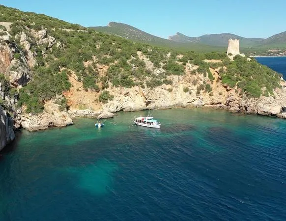 Escursione in barca di una giornata intera con pranzo da Alghero