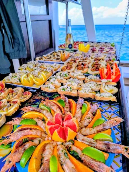 Aperitivo in barca al tramonto a Marzamemi