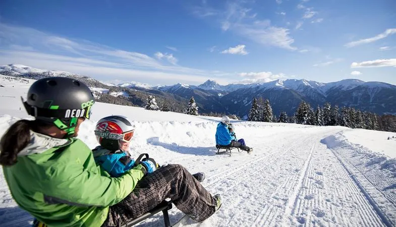 Discesa su pista da slittino a Maranza in Val Pusteria
