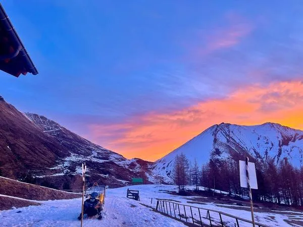 Cena in baita con trasporto in motoslitta ad Usseaux in Val Ghisone