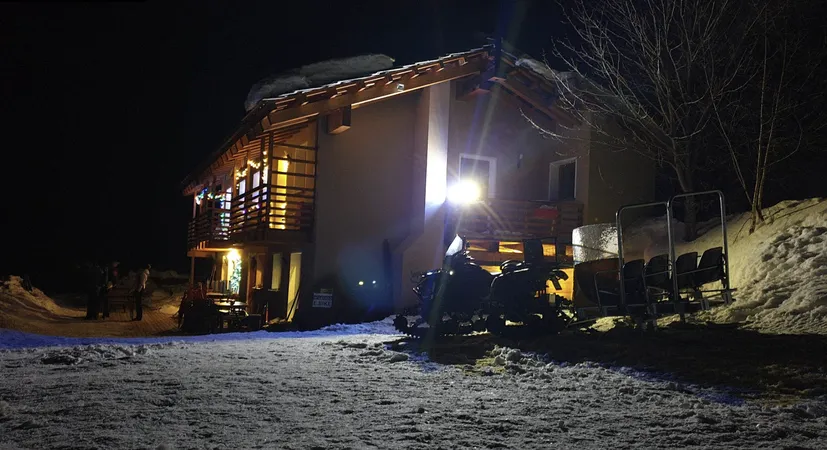 Cena in baita con trasporto in motoslitta ad Usseaux in Val Ghisone